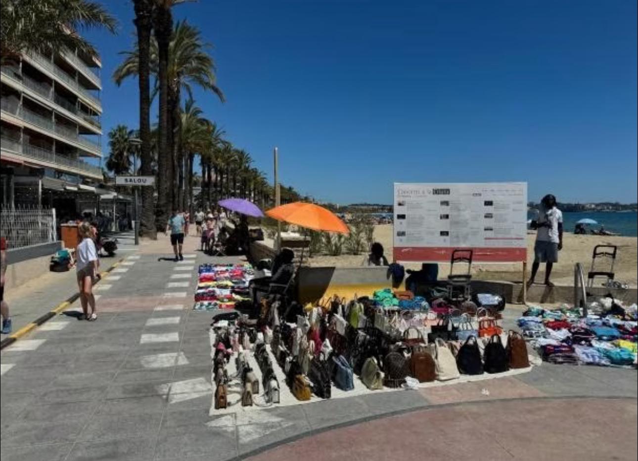 Los comerciantes de Salou exigen el fin del "Top Manta" en el paseo marítimo